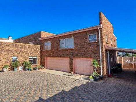 4 Bedroom Property for Sale in Stilbaai Wes Western Cape